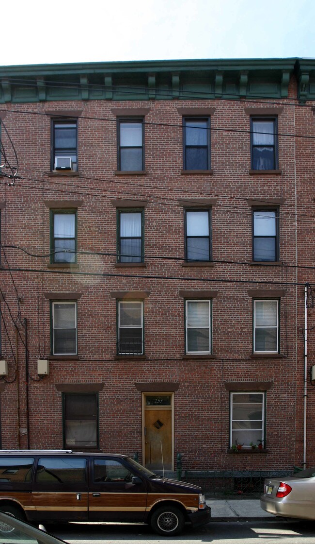 253 6th St in Hoboken, NJ - Foto de edificio - Building Photo