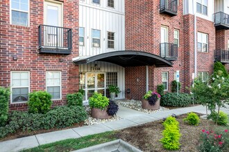 2338 Yadkin Ave in Charlotte, NC - Foto de edificio - Building Photo