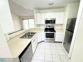 3405 NW 44th St in Oakland Park, FL - Building Photo - Building Photo