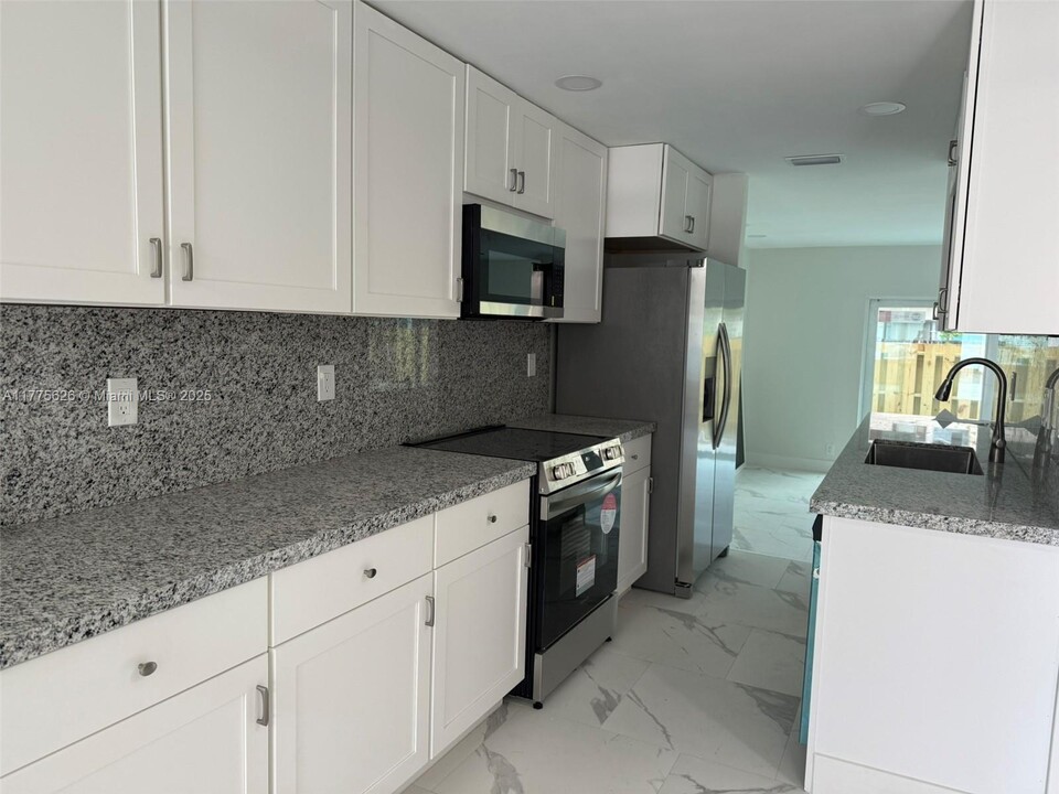 8183 NW 8th Pl in Plantation, FL - Building Photo