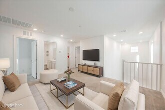 376 Yellow Finch Ln in Henderson, NV - Building Photo - Building Photo