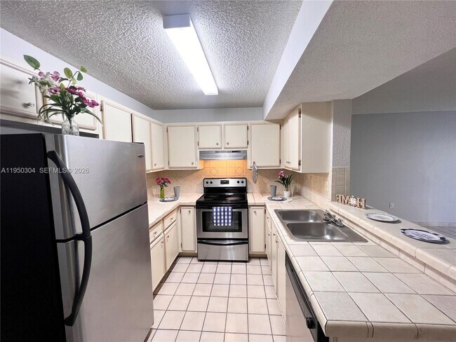 350 Palm Cir W in Pembroke Pines, FL - Building Photo - Building Photo