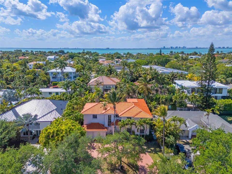 462 Warren Ln in Key Biscayne, FL - Building Photo