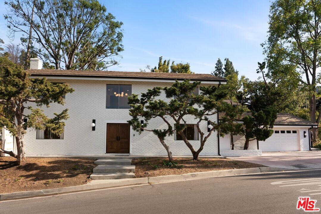 11561 Dona Cecilia Dr in Los Angeles, CA - Building Photo