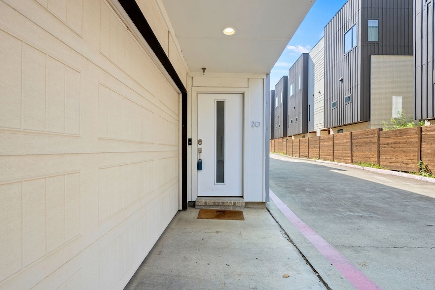 4690 Monarch St, Unit 20 in Dallas, TX - Building Photo