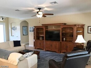 1624 SW 43rd Ln in Cape Coral, FL - Foto de edificio - Building Photo