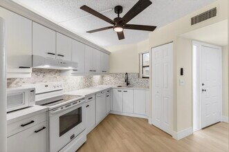 5900 Camino Del Sol in Boca Raton, FL - Building Photo - Building Photo