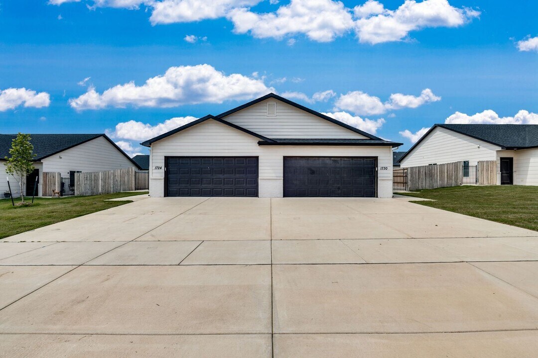 1749 E Cloverbrook Ct in Derby, KS - Foto de edificio