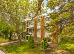 Skyview Manor in Edmonton, AB - Building Photo