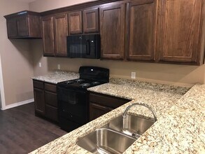 615 Pecan Ct, Unit 615 in Paris, TX - Foto de edificio - Building Photo