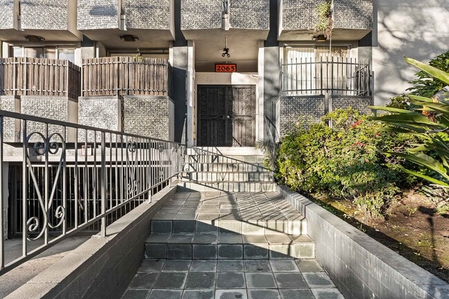 2065 Rodney Drive in Los Angeles, CA - Building Photo - Building Photo