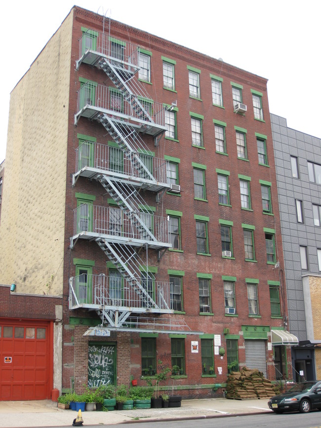 140 Metropolitan Ave in Brooklyn, NY - Building Photo - Building Photo