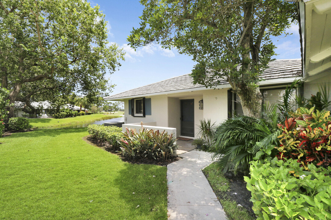 815 Club Dr in Palm Beach Gardens, FL - Building Photo