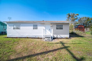 1520 Hunter Rd in Okeechobee, FL - Building Photo