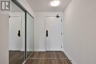 2075 Lakeshore Rd. in Burlington, ON - Building Photo - Building Photo