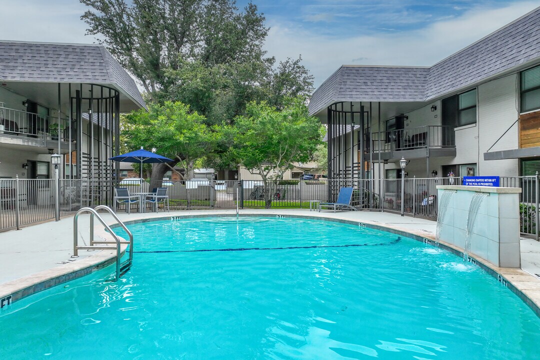 Arbors Off The Square in McKinney, TX - Foto de edificio