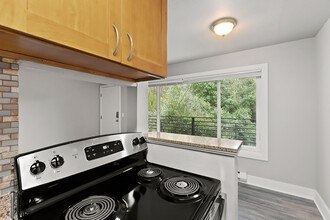 Beautiful Renovated Units in West Seattle in Seattle, WA - Foto de edificio - Building Photo