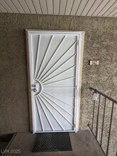 5044 River Glen Dr in Las Vegas, NV - Building Photo - Building Photo