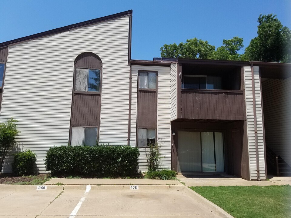 412 N Oakwood Rd in Enid, OK - Building Photo