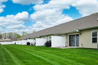 Timber Valley Villas in Temperance, MI - Foto de edificio - Building Photo