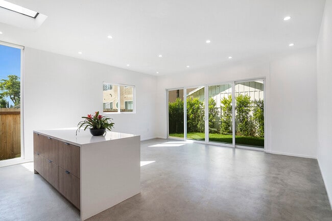 4610 Franklin Ave in Los Angeles, CA - Foto de edificio - Building Photo