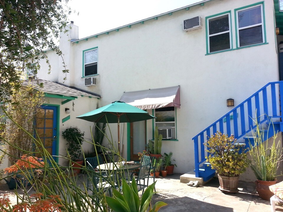 5623 Woodman Ave in Van Nuys, CA - Building Photo