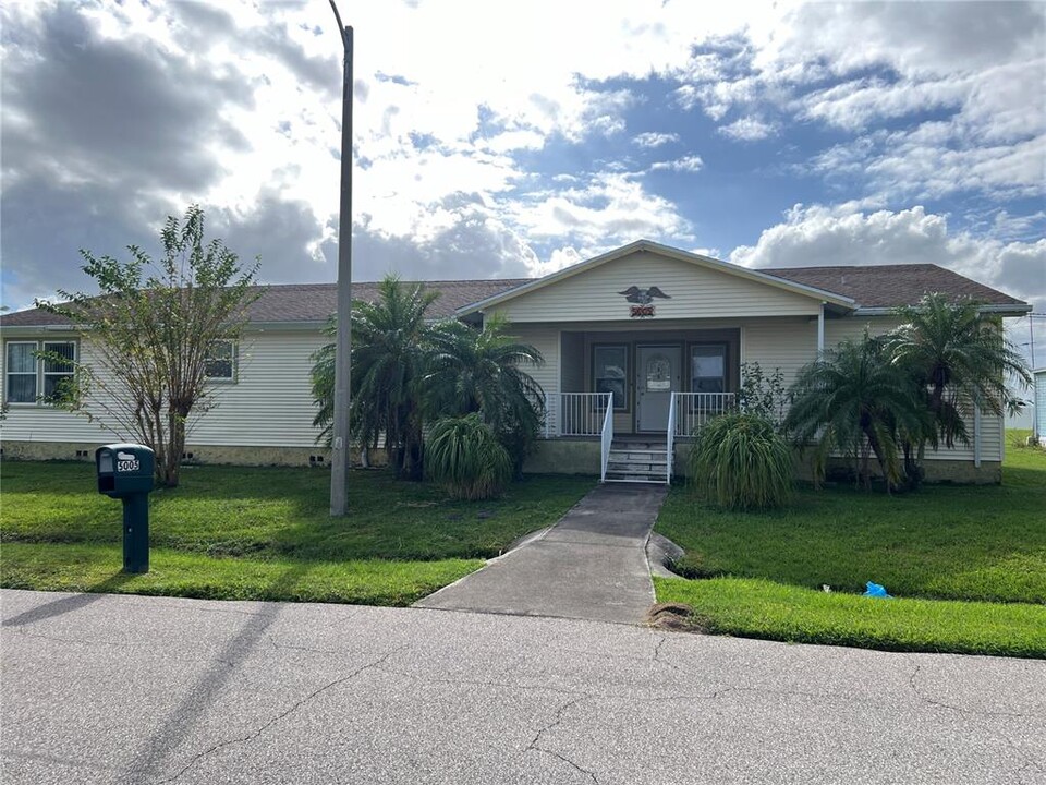 5005 Shore Line Dr in Polk City, FL - Building Photo