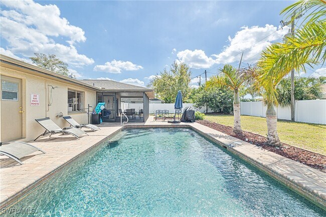 1628 Country Club Blvd in Cape Coral, FL - Building Photo - Building Photo