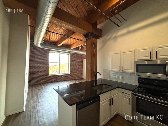 property at 202 W 5th St
