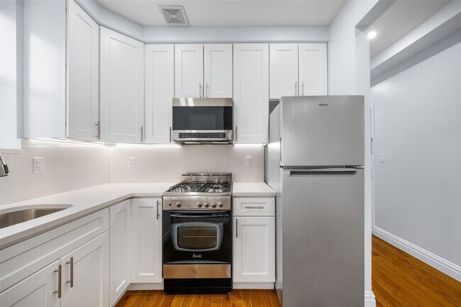 25-25 Newtown Ave in Queens, NY - Building Photo - Building Photo