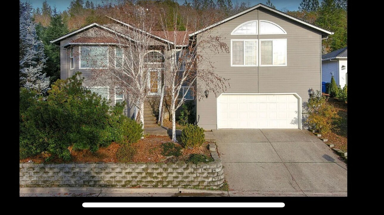 106 Cedar Ridge Terrace in Rogue River, OR - Foto de edificio