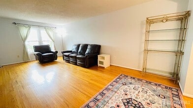 4702 Hana Rd in Edison, NJ - Building Photo - Building Photo