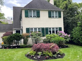 64 Maple Dr in Great Neck, NY - Building Photo