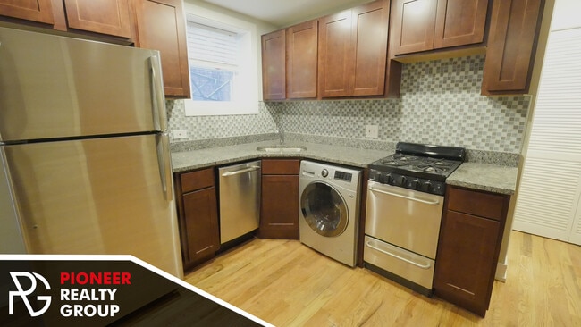 556 W Arlington Pl, Unit 550-105 in Chicago, IL - Building Photo - Building Photo