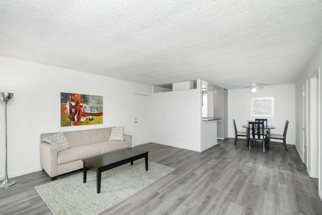 1204 W Adams Blvd in Los Angeles, CA - Building Photo