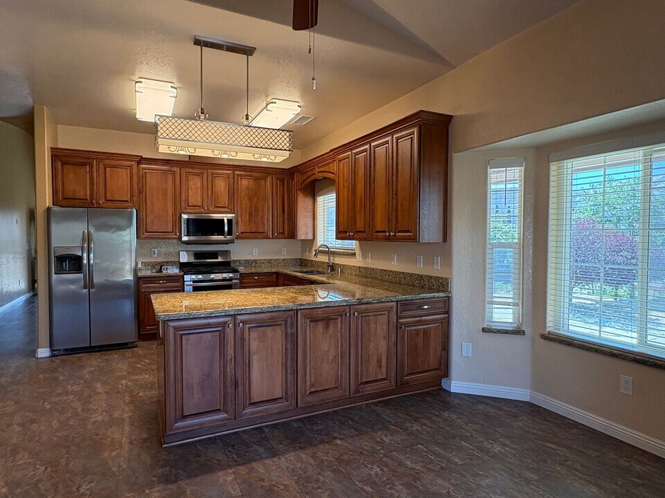 22260 Briarwood St in Tehachapi, CA - Building Photo