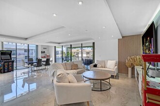 468 Golden Isles Dr in Hallandale Beach, FL - Foto de edificio - Building Photo