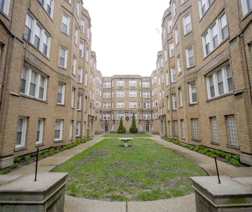 1347 W Estes Ave-Unit -1347-F4 in Chicago, IL - Building Photo