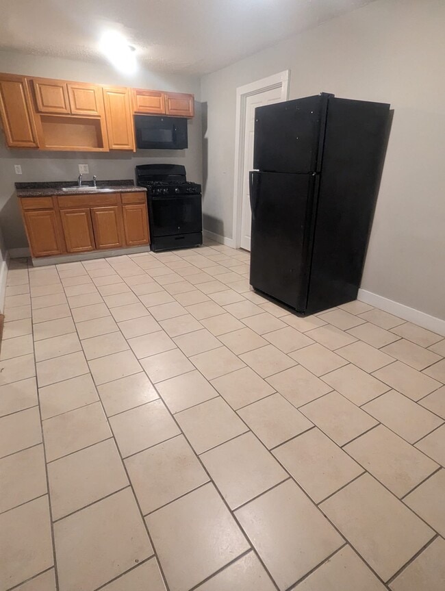 566 Howard Ave, Unit 3R