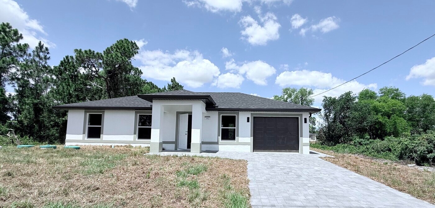 382 McArthur Blvd in Lehigh Acres, FL - Building Photo