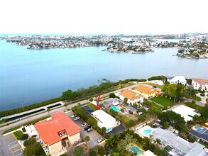 7057 Sunset Dr S in South Pasadena, FL - Building Photo - Building Photo