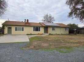 1236 Pleasant Way in Hanford, CA - Building Photo