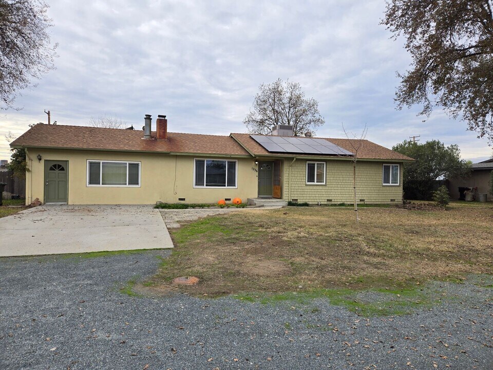 1236 Pleasant Way in Hanford, CA - Building Photo