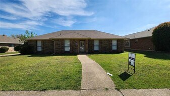 1526 Silverleaf Dr in Carrollton, TX - Building Photo