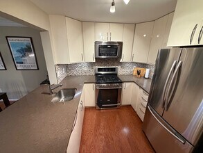 5565 Seminary Rd, Unit 104 in Falls Church, VA - Foto de edificio - Building Photo