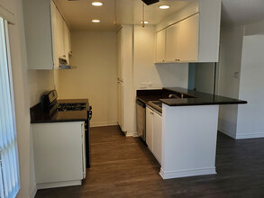 The Courtyards Apartments in Costa Mesa, CA - Building Photo - Building Photo