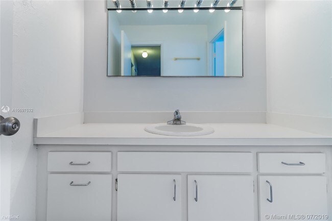 1754 Meridian Ave in Miami Beach, FL - Building Photo - Building Photo