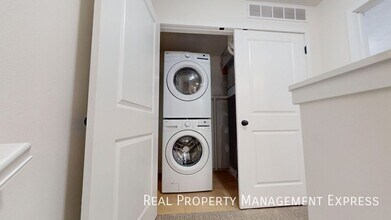 Stylish 2 Bed 1.5 Bath Townhome in Sioux Falls, SD - Foto de edificio - Building Photo