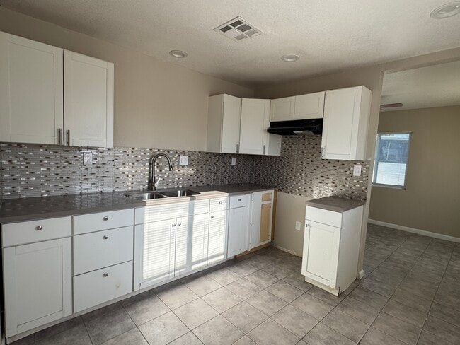 124 W Ave F 12 in Lancaster, CA - Building Photo - Building Photo