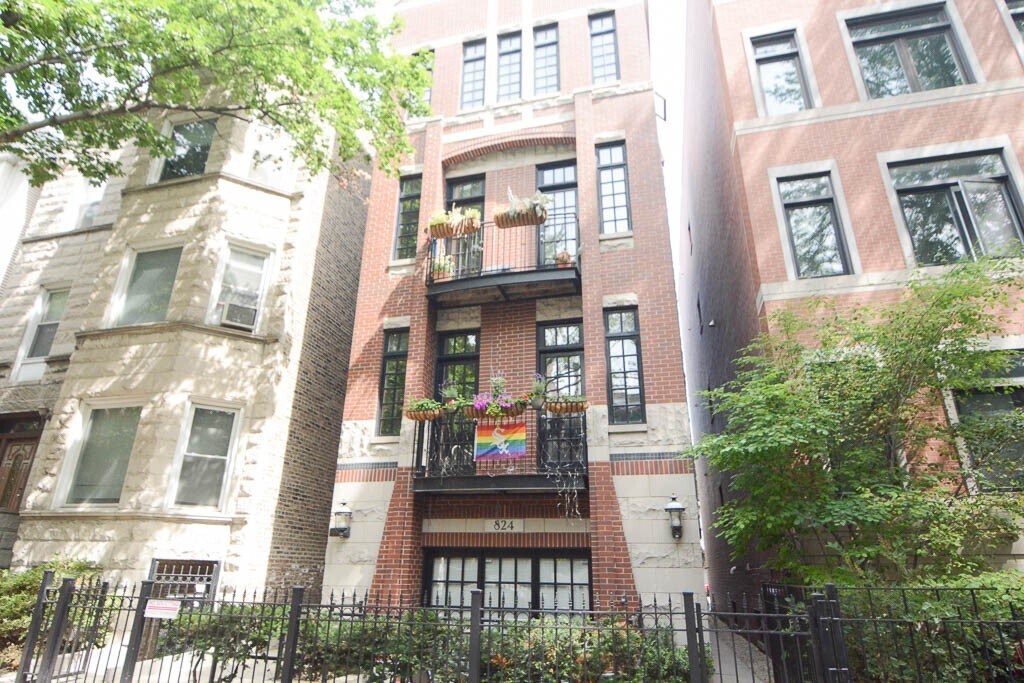 824 W Buckingham Pl in Chicago, IL - Building Photo